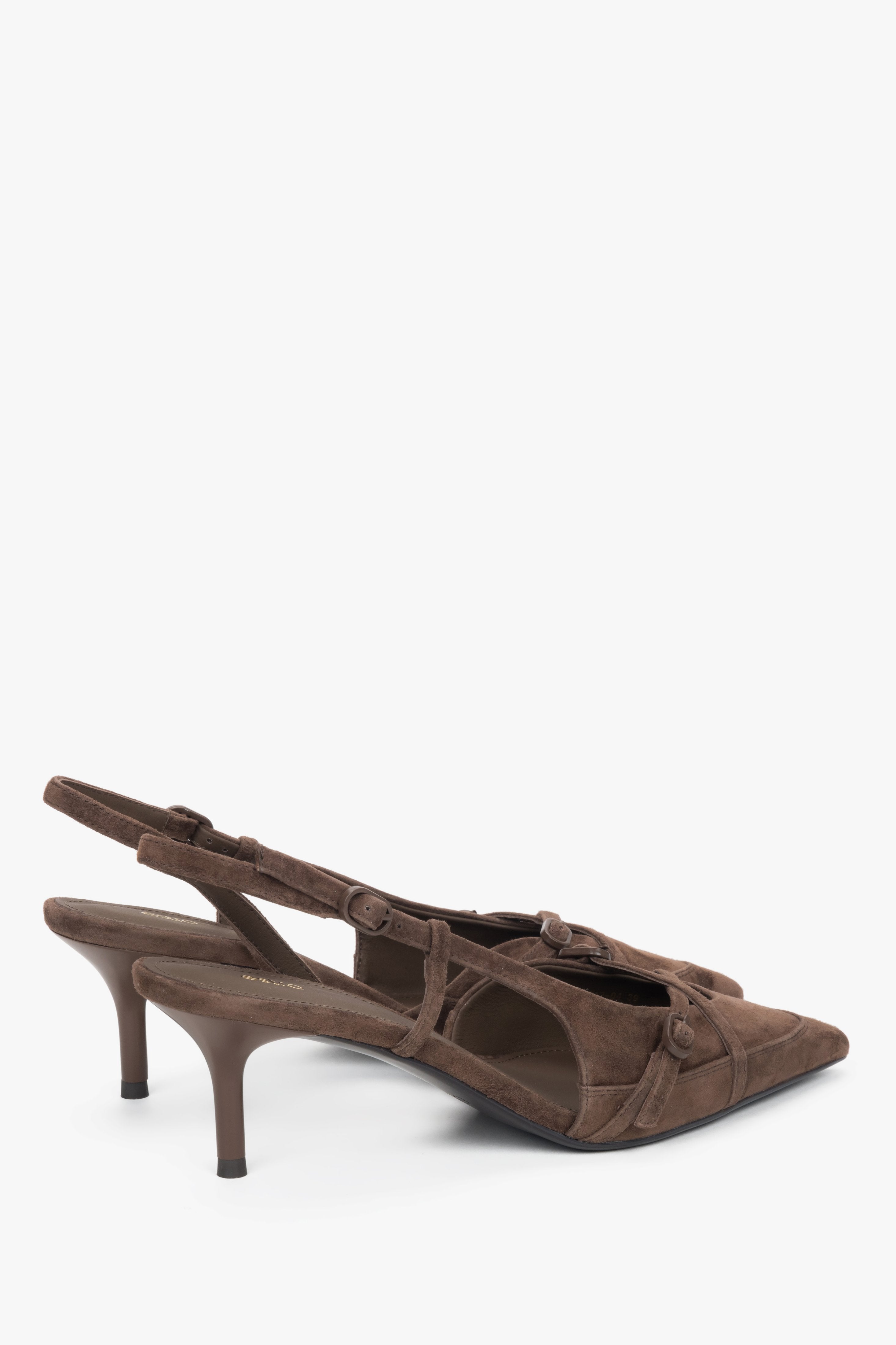 Dunkelbraune Damen-Slingpumps aus Velours in seitlicher Ansicht mit spitzer Schuhspitze