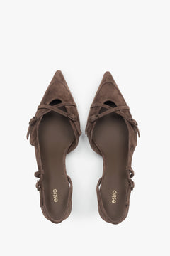 Dunkelbraune Damen-Slingpumps von oben mit Chevreau-Lederdecksohle