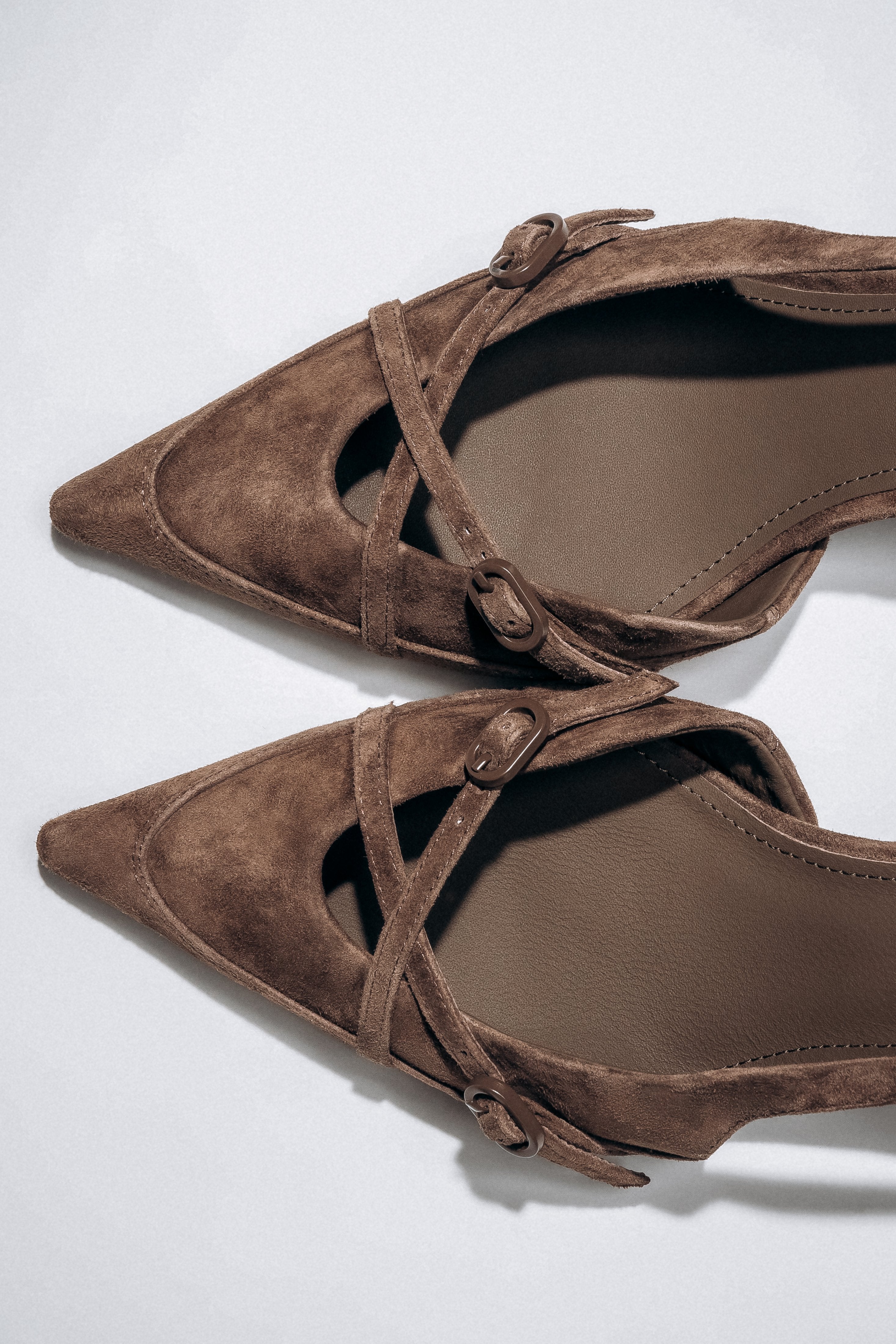Dunkelbraune Damen-Slingpumps von oben mit Chevreau-Lederdecksohle - Detailansicht