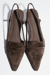 Dunkelbraune Damen-Slingpumps aus echtem Velours von oben mit Penny-Applikation