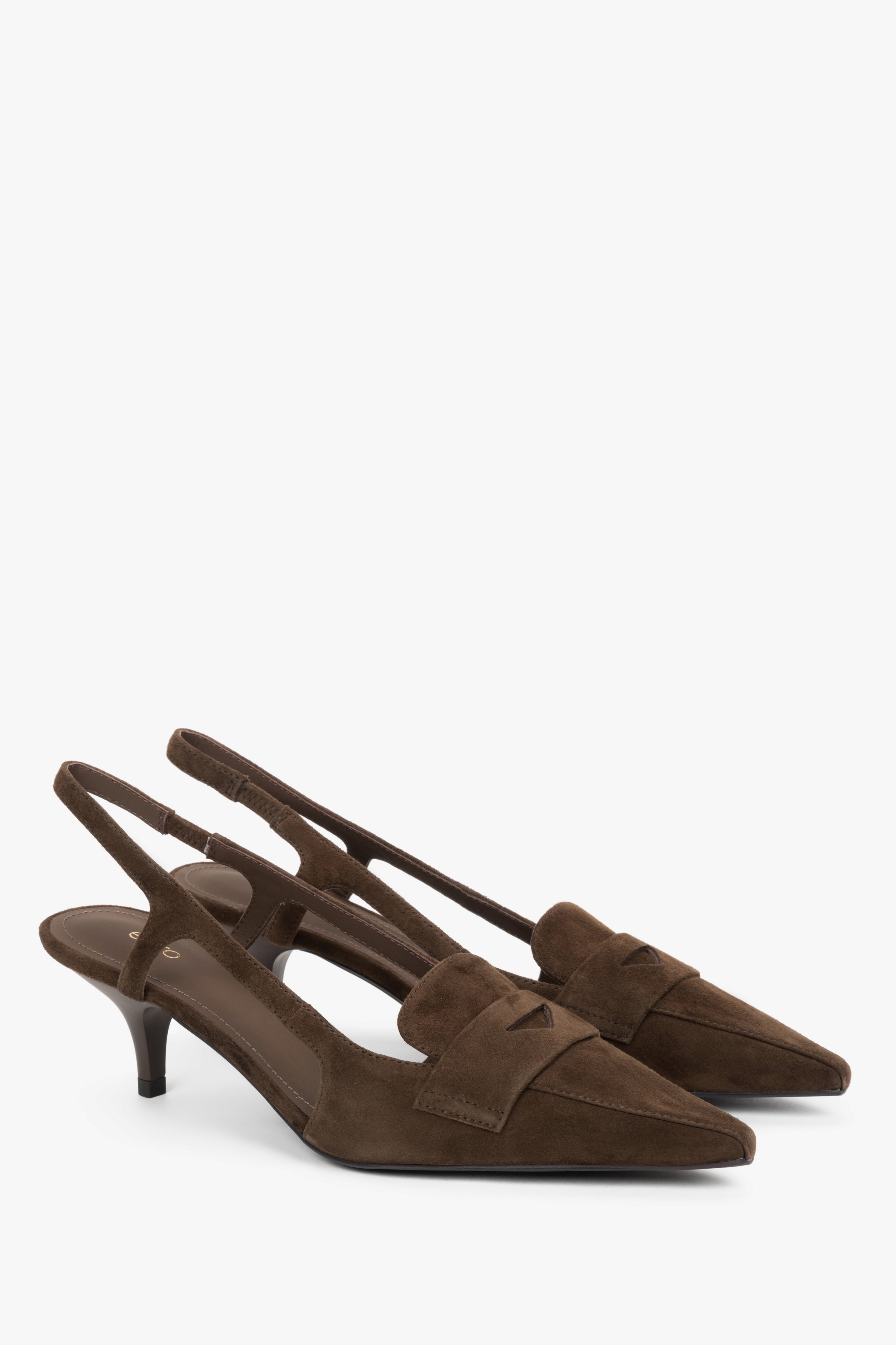 Dunkelbraune Damen-Slingpumps aus Velours als Paar in schräger Seitenansicht