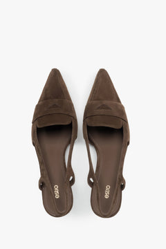 Dunkelbraune Damen-Slingpumps aus Velours in künstlerischer Ansicht mit offener Ferse