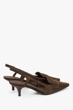 Dunkelbraune Damen-Slingpumps in seitlicher Ansicht mit spitzer Schuhspitze und Penny-Detail