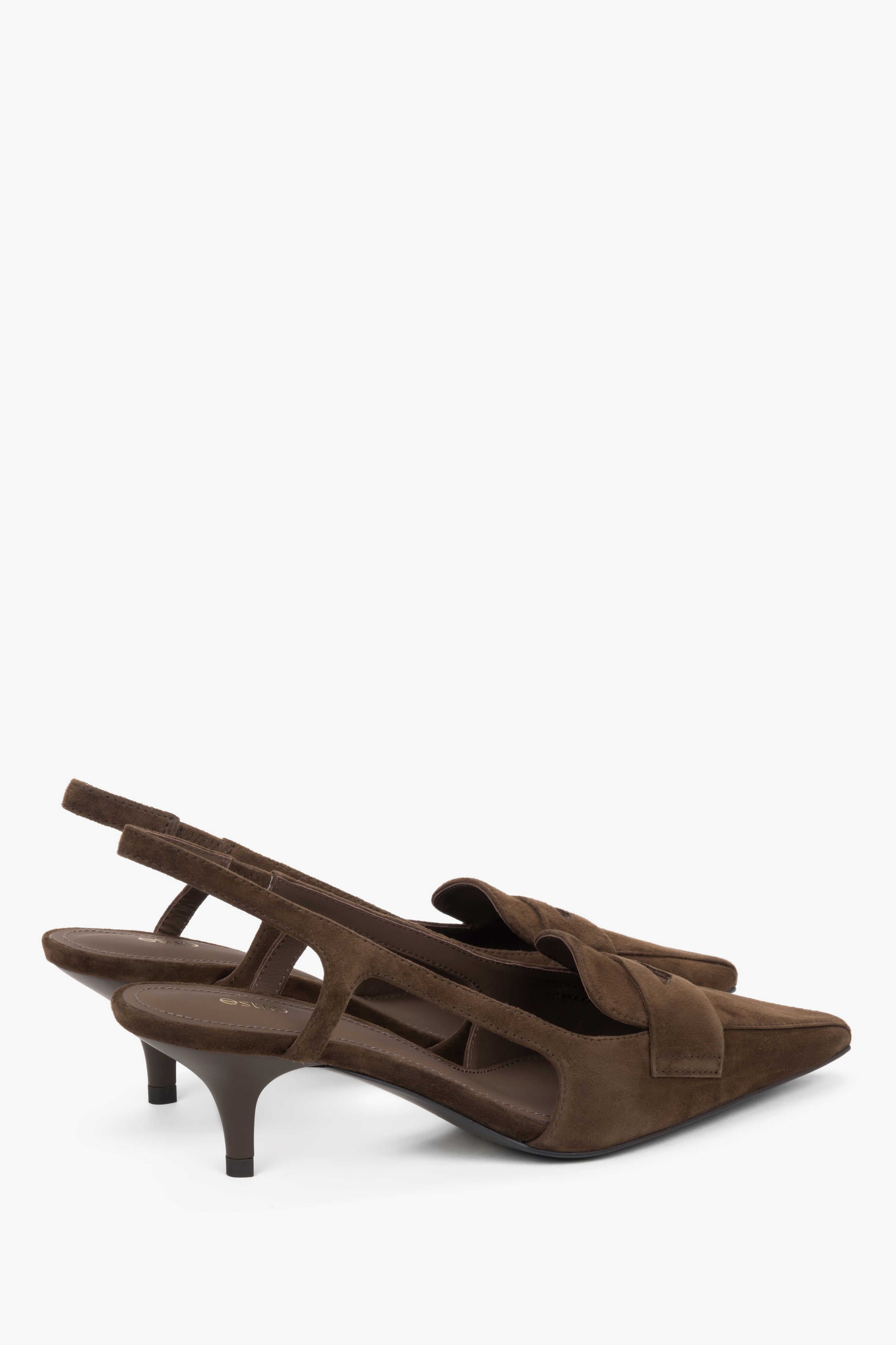 Dunkelbraune Damen-Slingpumps in seitlicher Ansicht mit spitzer Schuhspitze und Penny-Detail