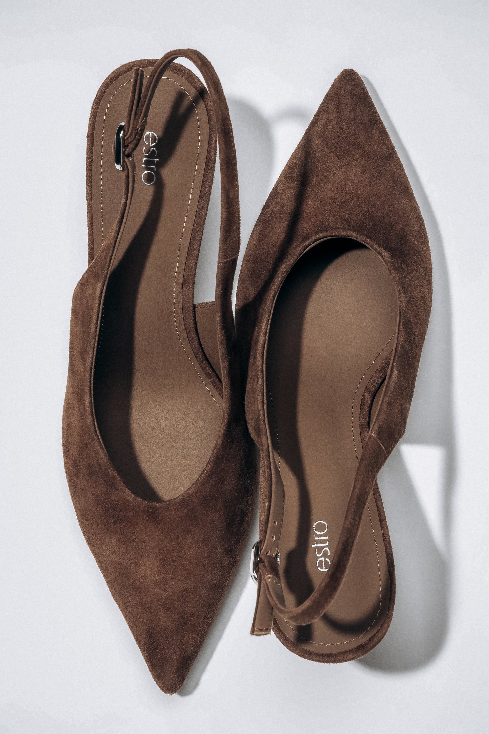 Dunkelbraune Damen-Slingpumps aus echtem Velours von oben mit spitzer Schuhspitze