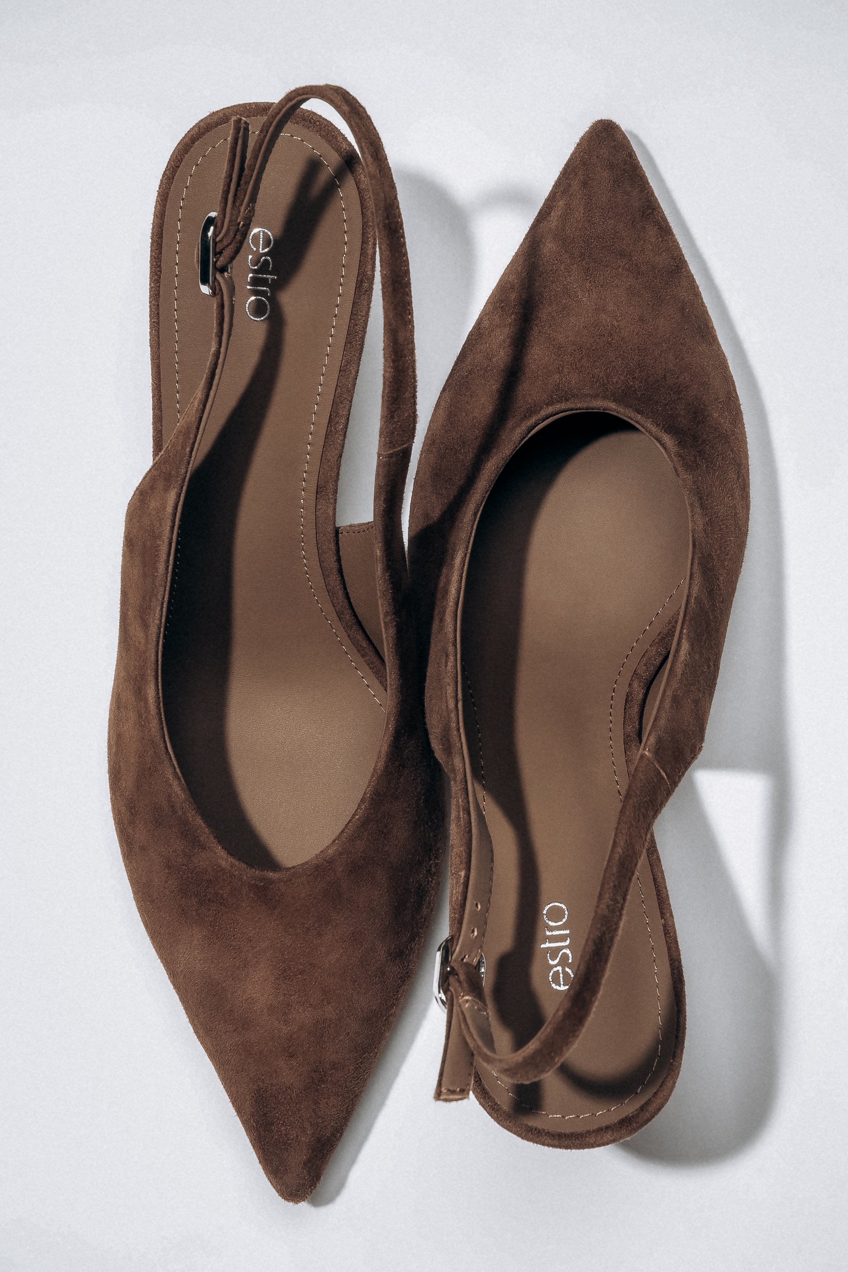 Dunkelbraune Damen-Slingpumps aus echtem Velours von oben mit spitzer Schuhspitze