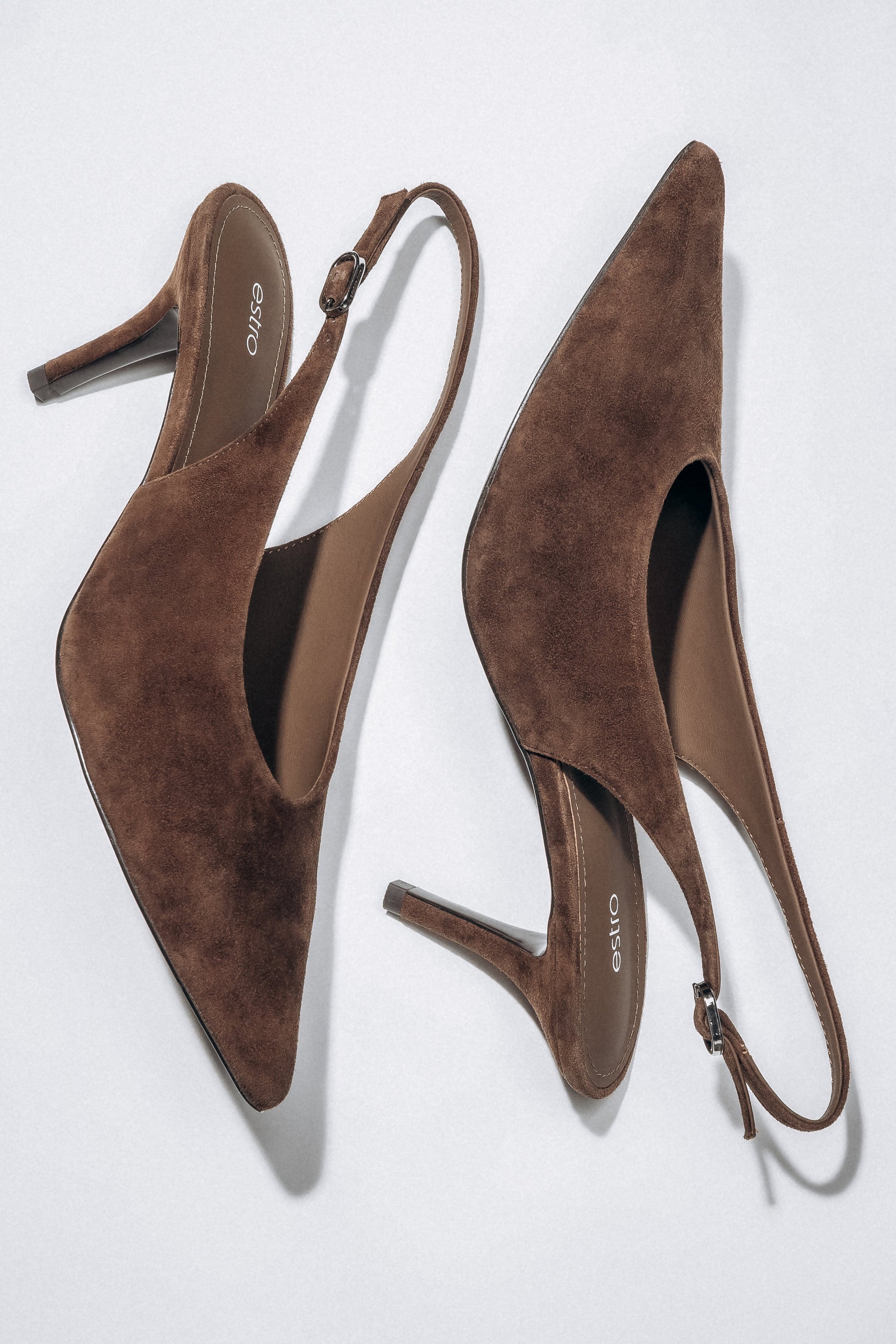 Dunkelbraune Damen-Slingpumps aus Velours in künstlerischer Ansicht mit offenem Fersenriemen