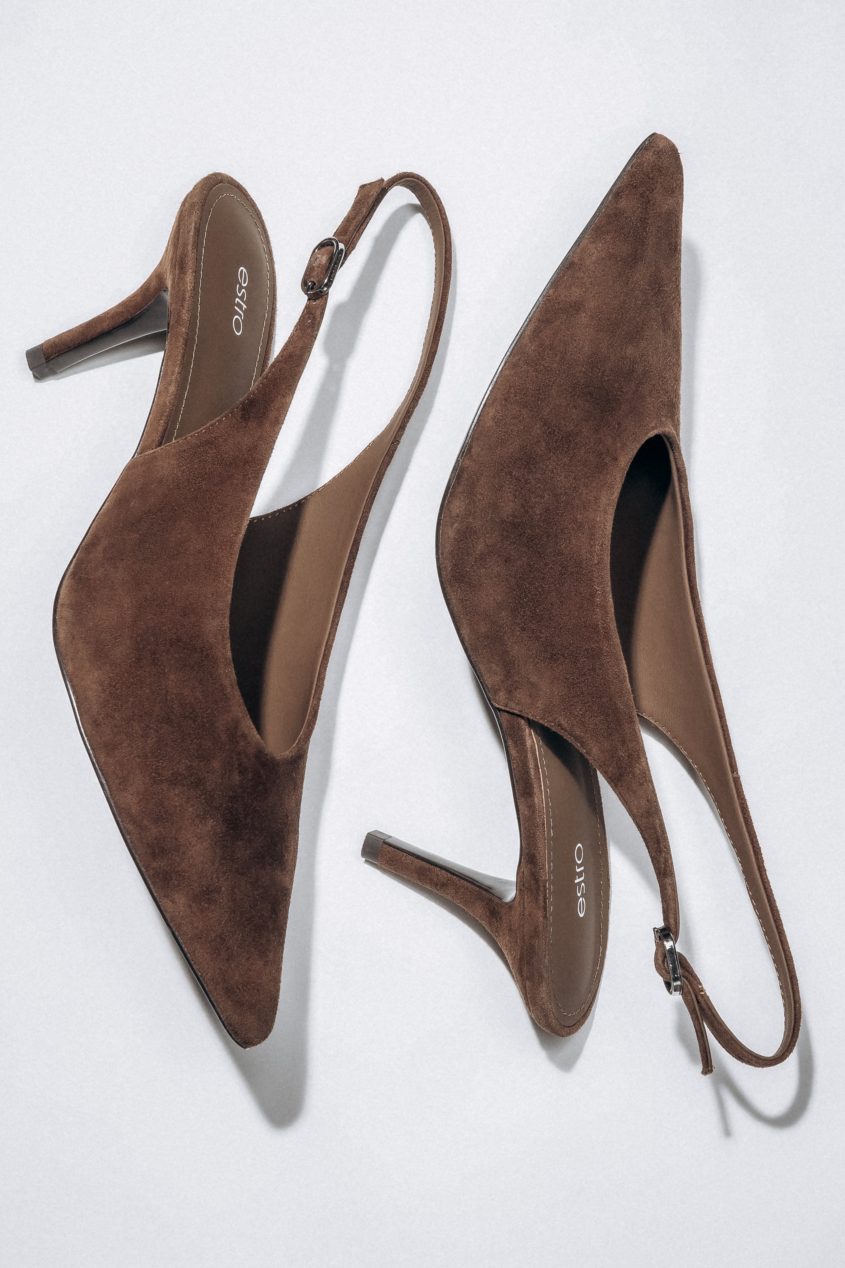 Dunkelbraune Damen-Slingpumps aus Velours in künstlerischer Ansicht mit offenem Fersenriemen