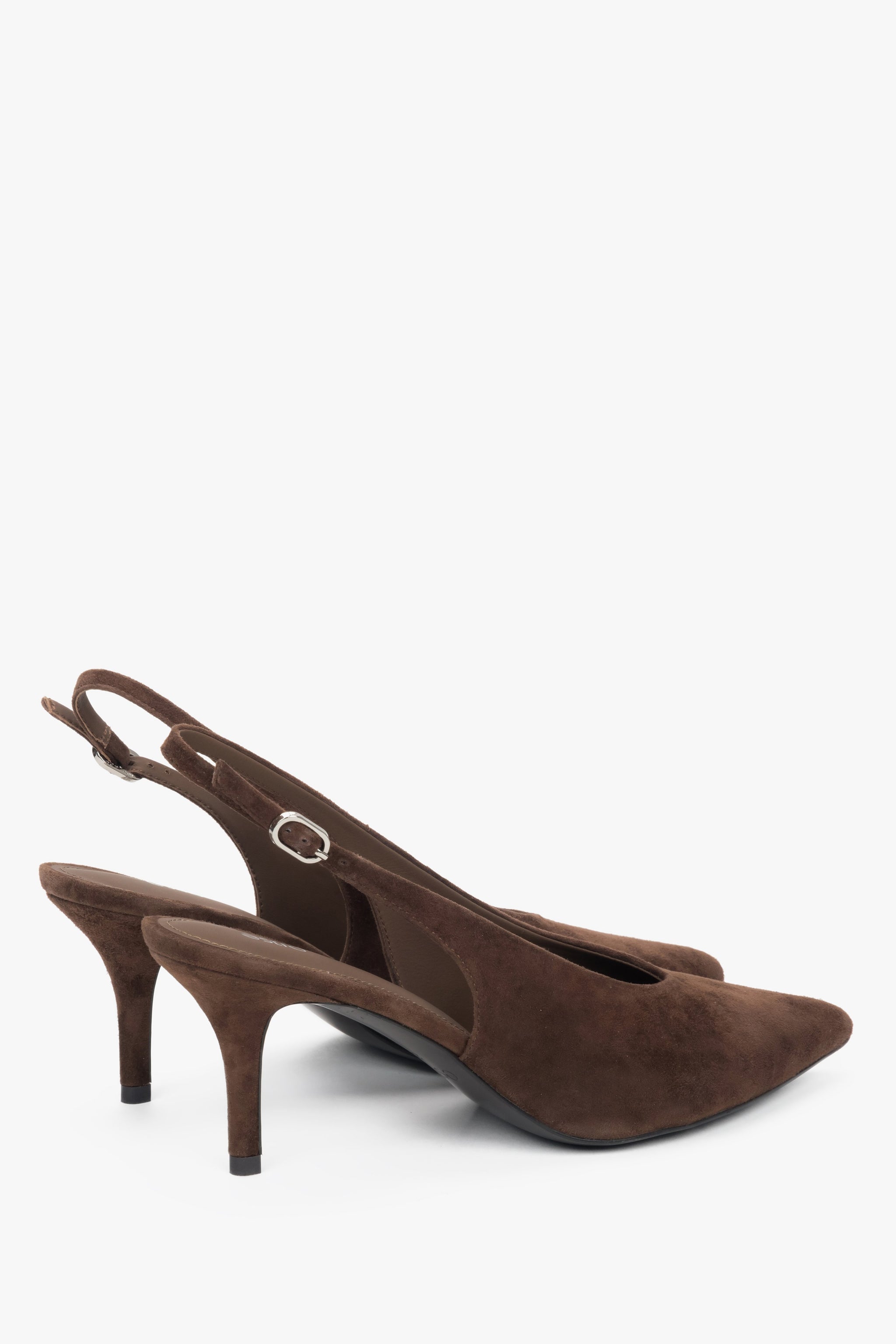 Dunkelbraune Damen-Slingpumps in seitlicher Ansicht mit spitzer Schuhspitze