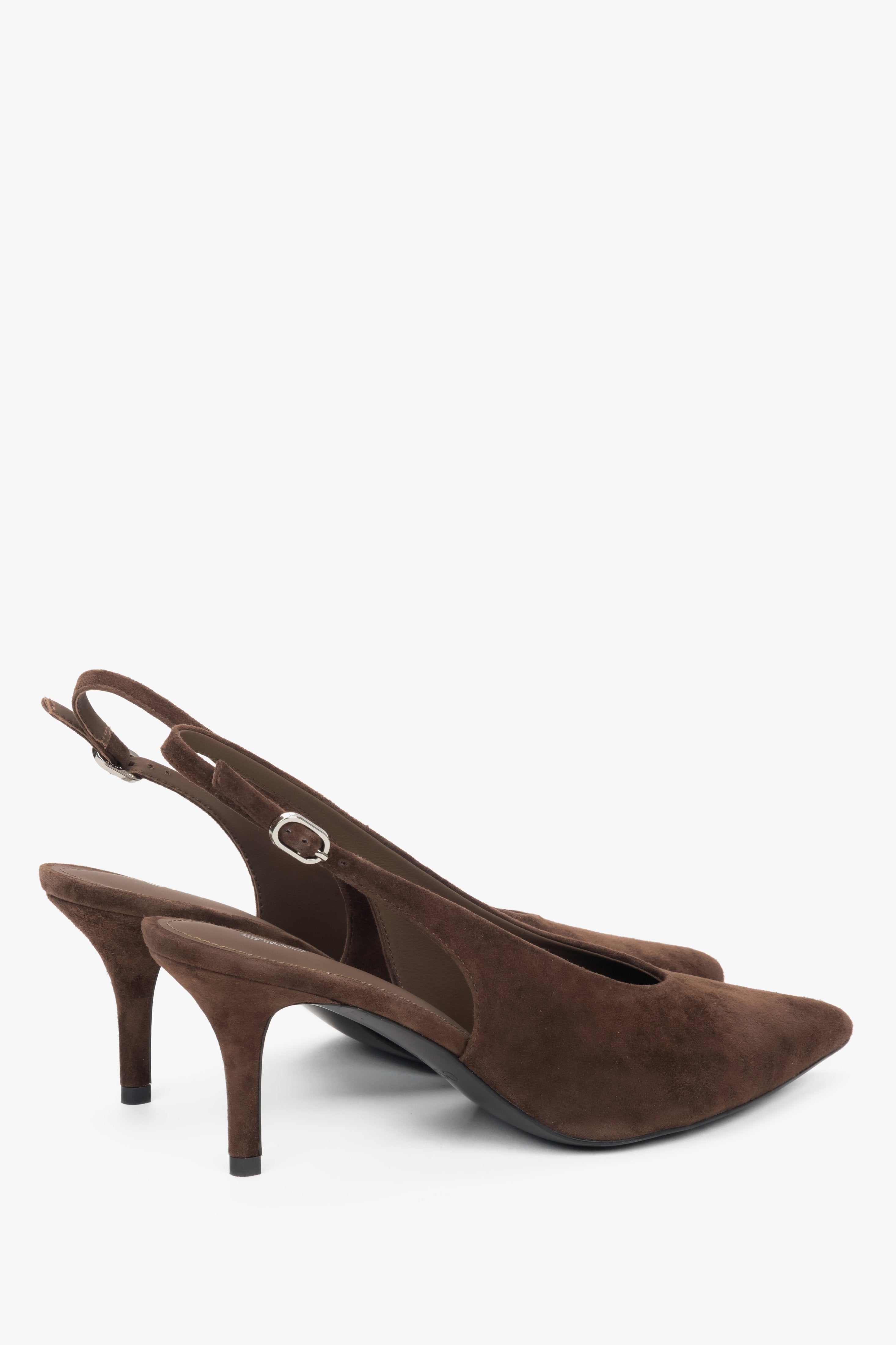 Dunkelbraune Damen-Slingpumps in seitlicher Ansicht mit spitzer Schuhspitze