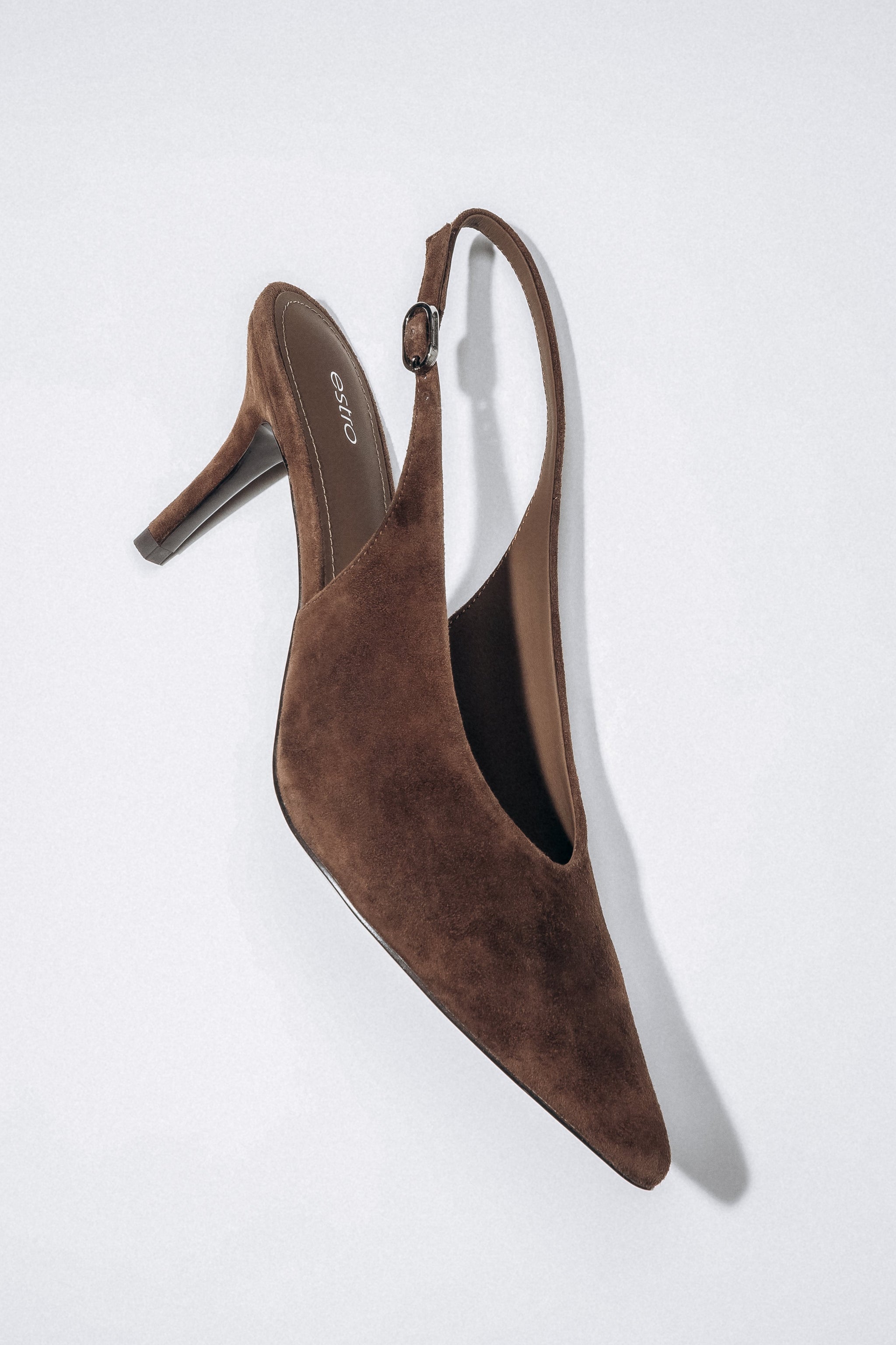 Dunkelbrauner Damen-Slingpumps aus Velours in schräger Vorderansicht mit Schnalle