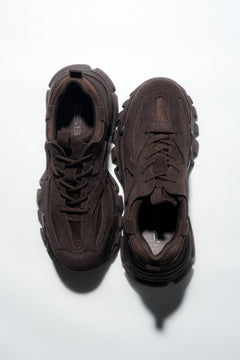 Draufsicht auf das Paar dunkelbrauner Damen-Sneaker mit dicker Sohle.