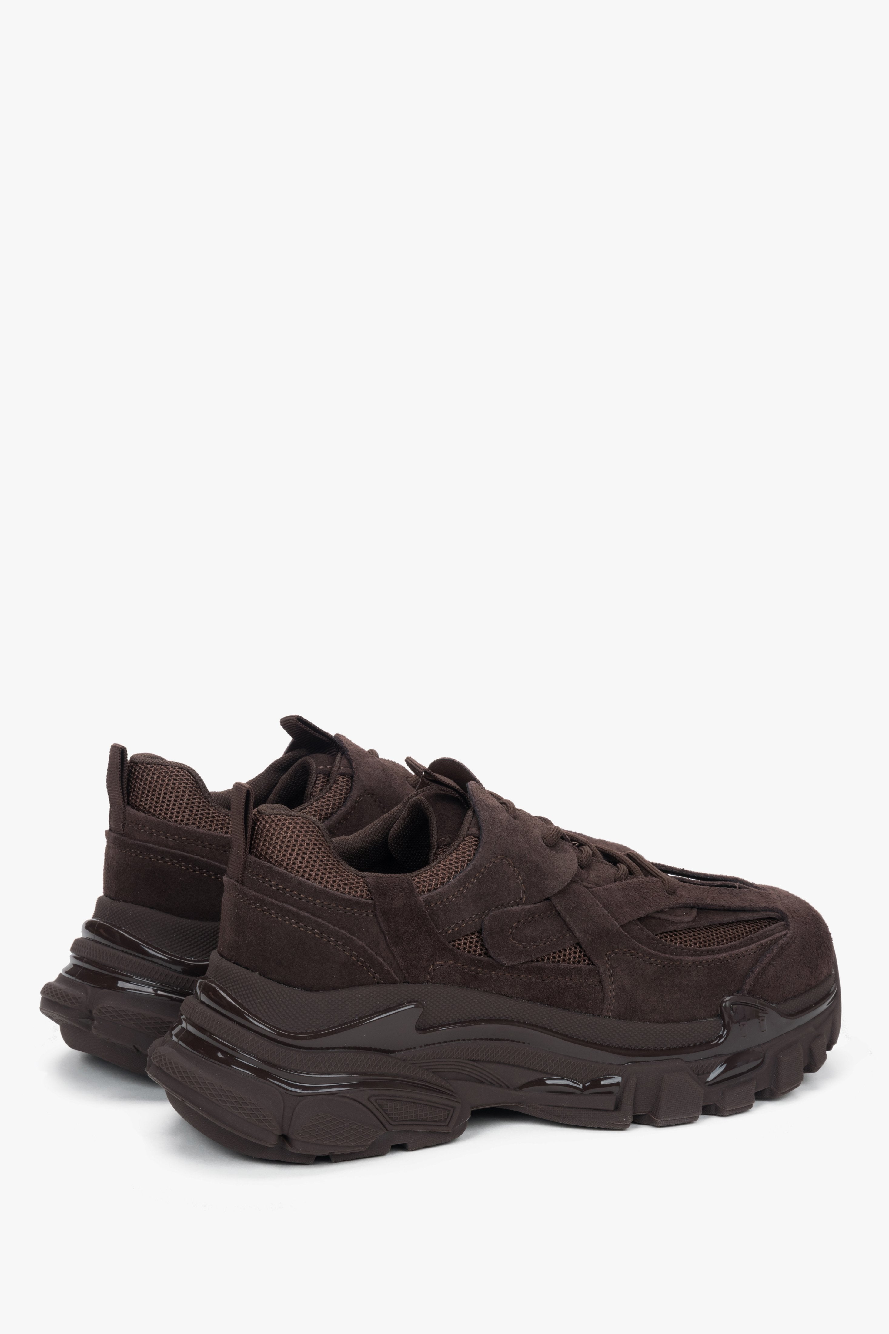 Seitenansicht des dunkelbraunen Sneakers aus Velours und Textil.