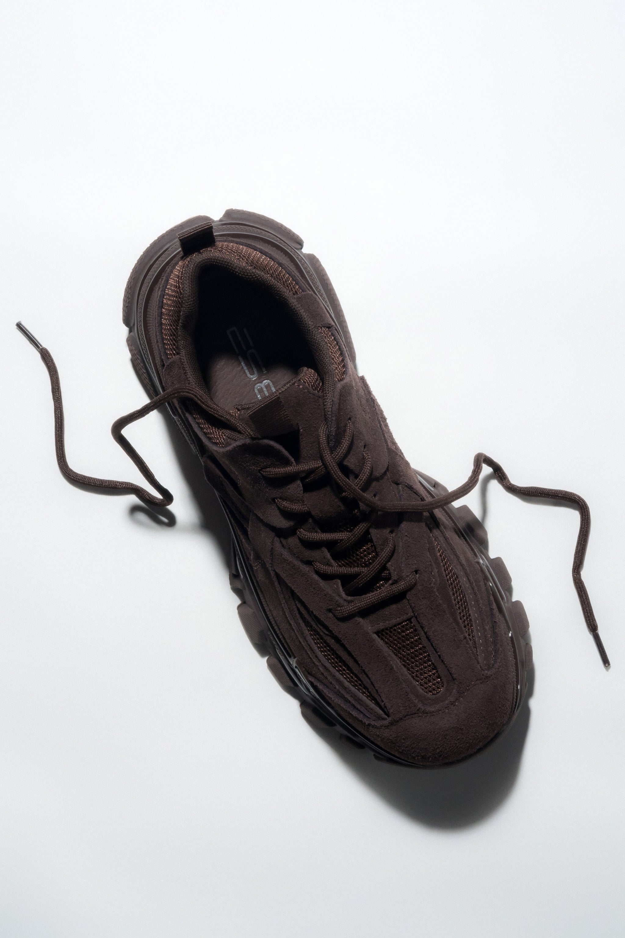 Schräge Ansicht der dunkelbraunen Sneaker mit klassischer Schnürung.