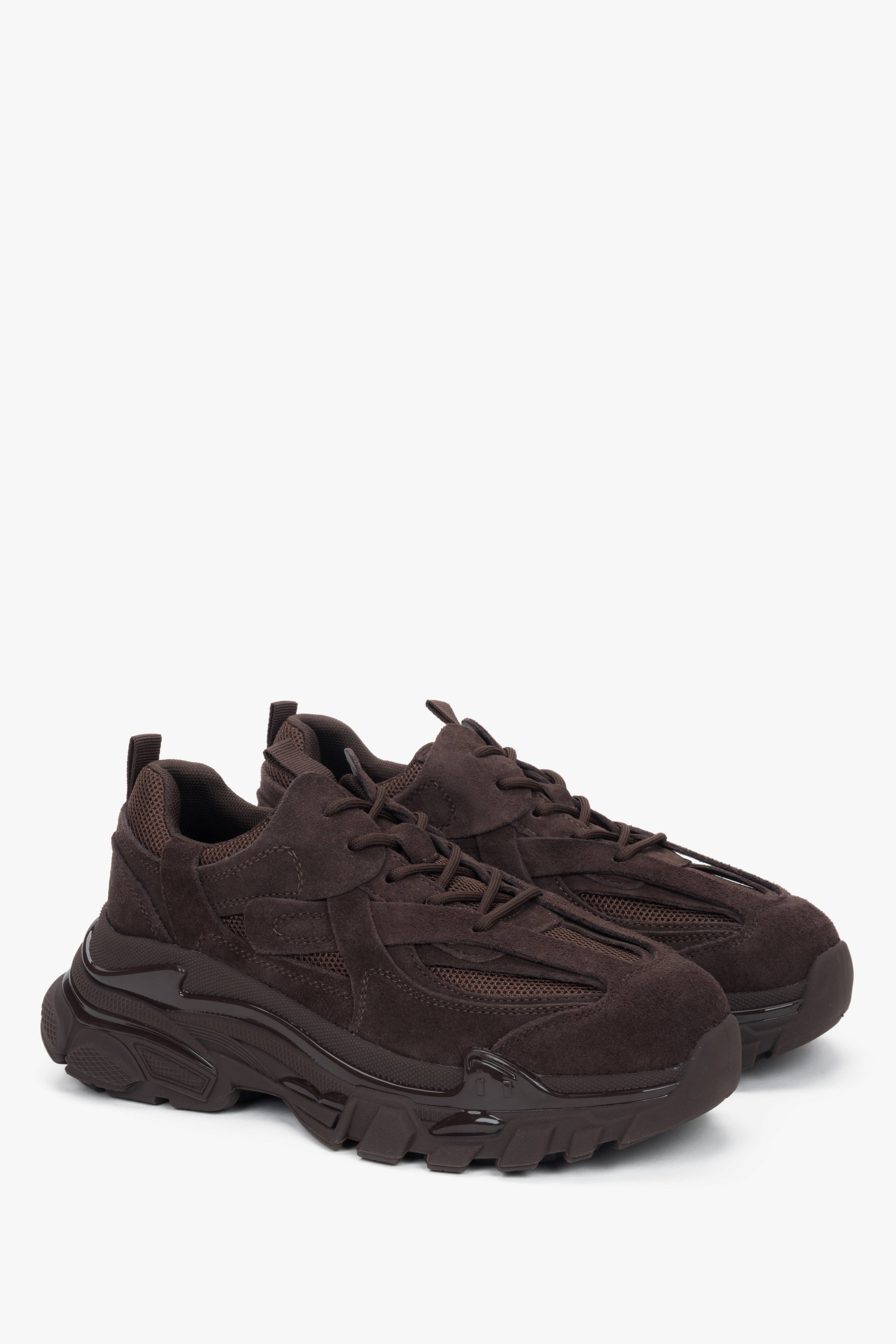 Paar der dunkelbraunen Plateau-Sneaker in dynamischer Positionierung.