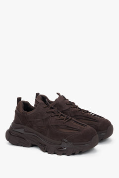 Paar der dunkelbraunen Plateau-Sneaker in dynamischer Positionierung.