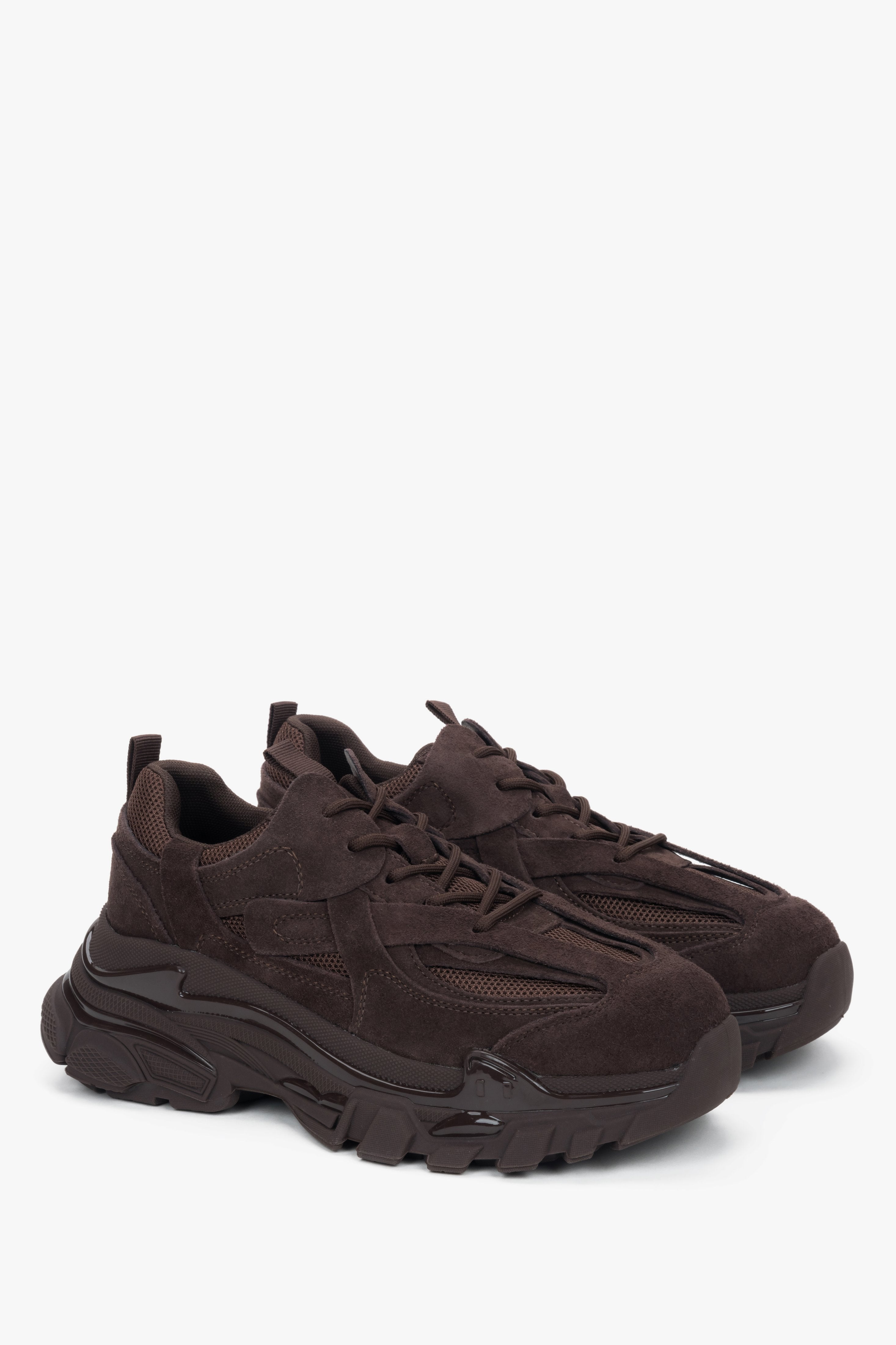 Paar der dunkelbraunen Plateau-Sneaker in dynamischer Positionierung.