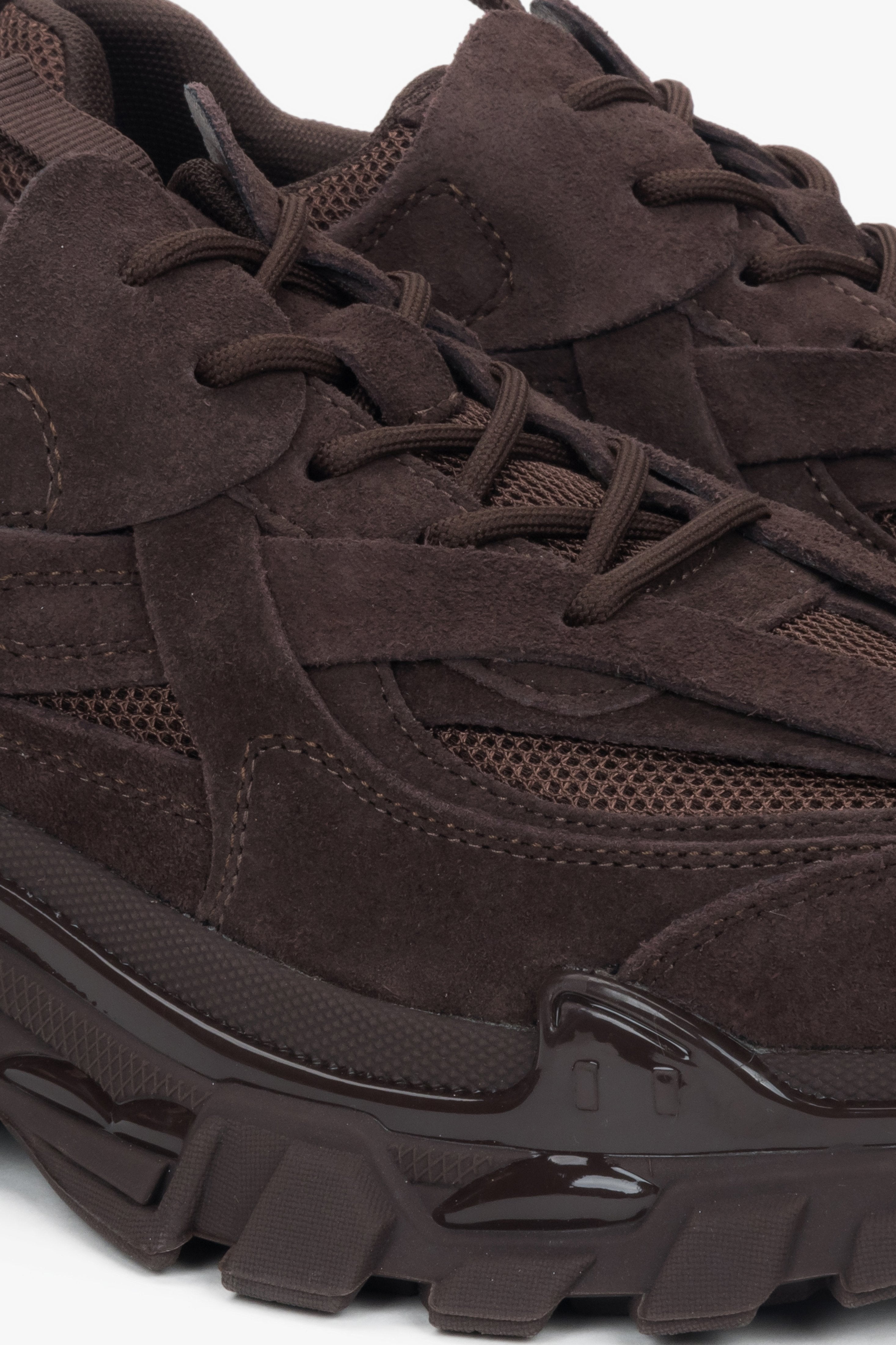 Profilansicht beider Sneaker, die die lackierten Elemente an der Sohle zeigt.