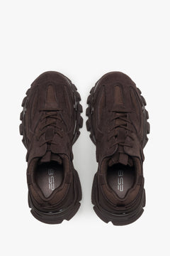 Draufansicht des dunkelbraunen Sneakers von ES8.