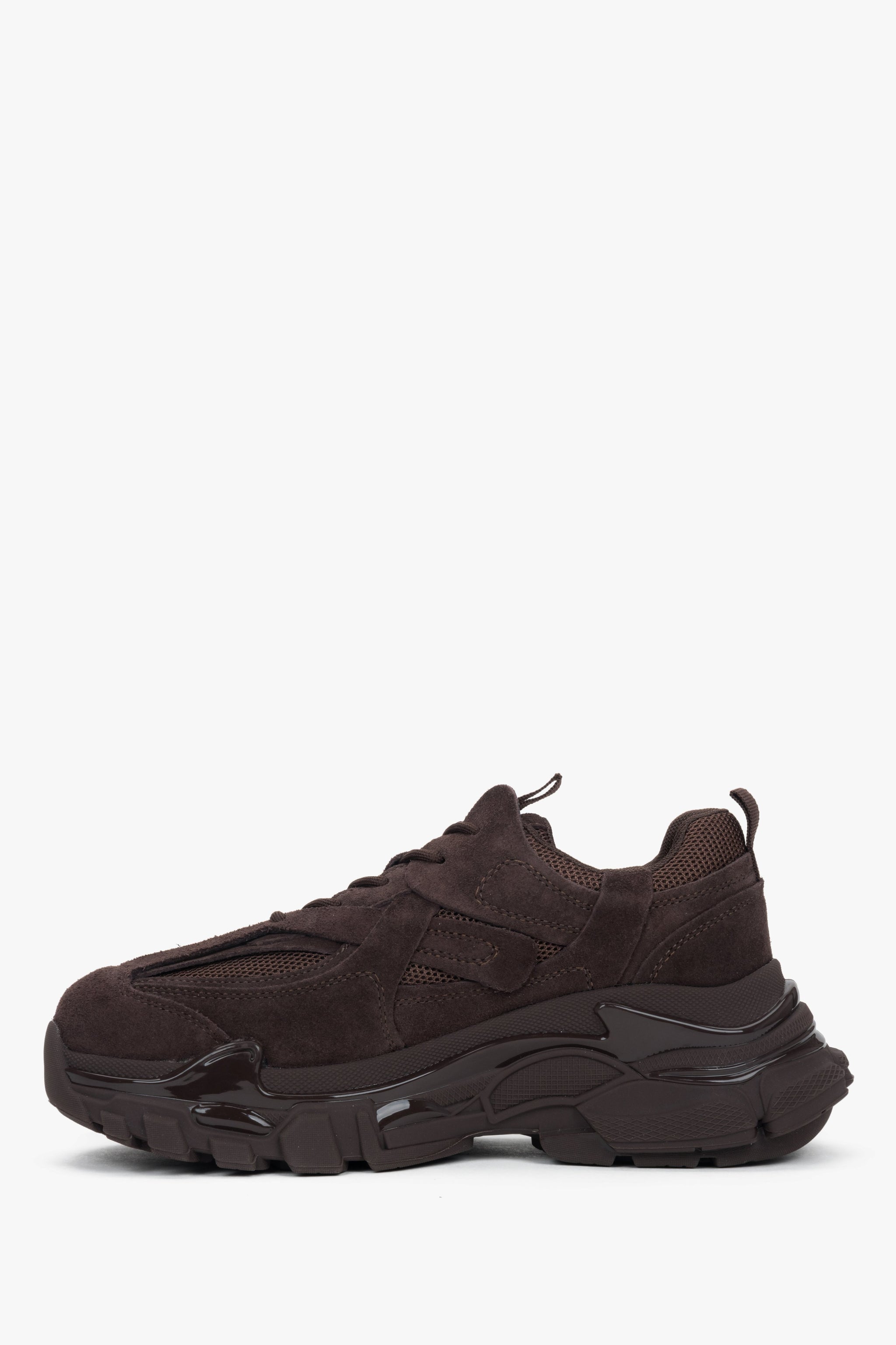Linkes Seitenansicht des dunkelbraunen Sneakers von ES8.