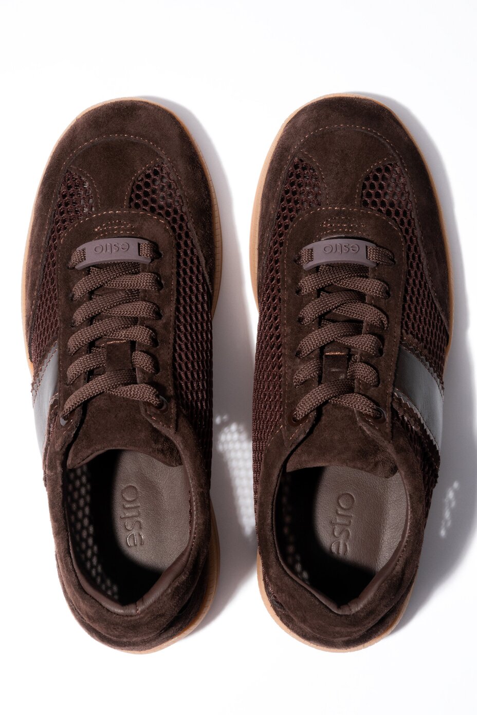 Dunkelbraune Damen-Sneaker aus Leder und Veloursleder in Draufsicht