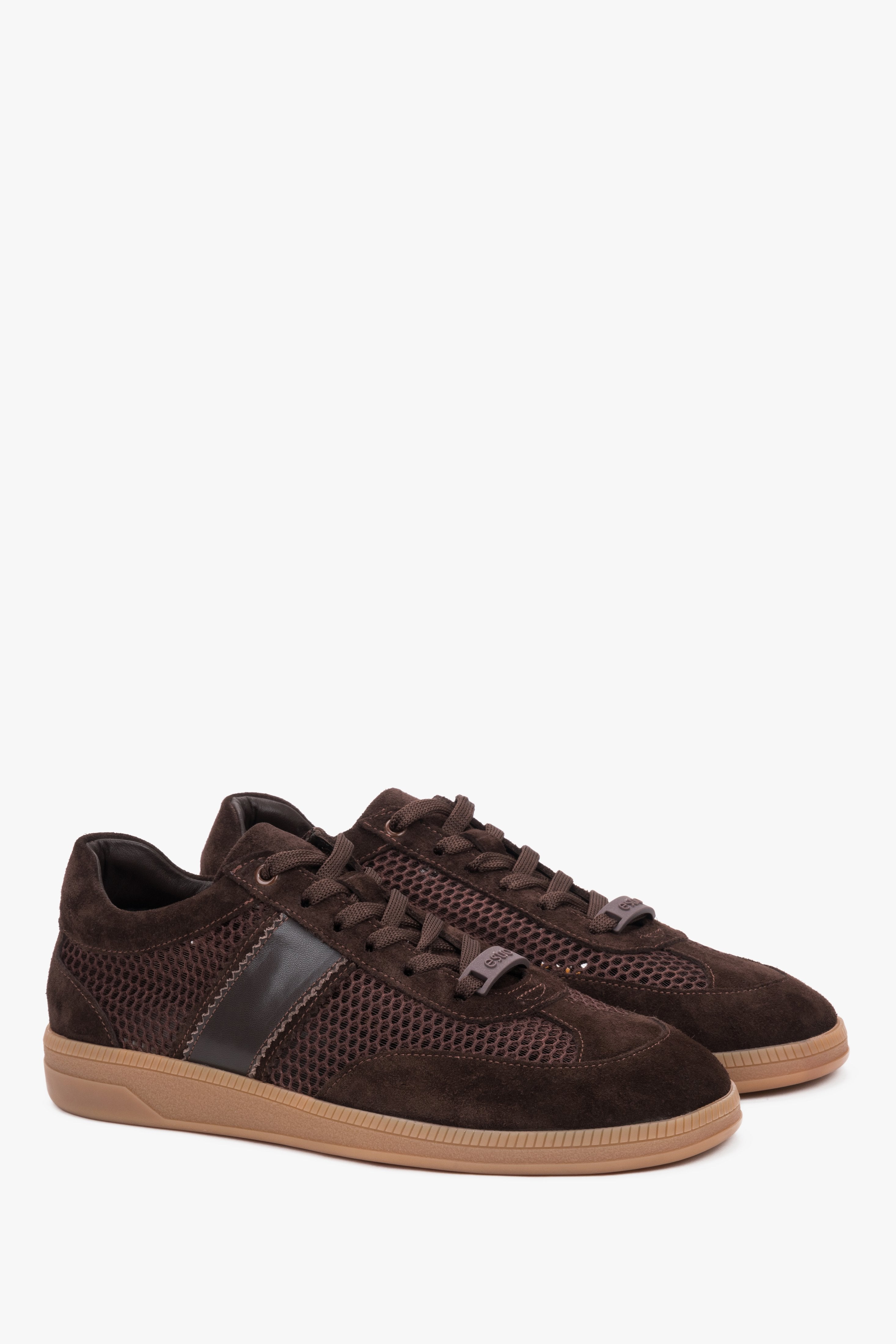 Dunkelbraune Damen-Sneaker aus Veloursleder in schräger Seitenansicht