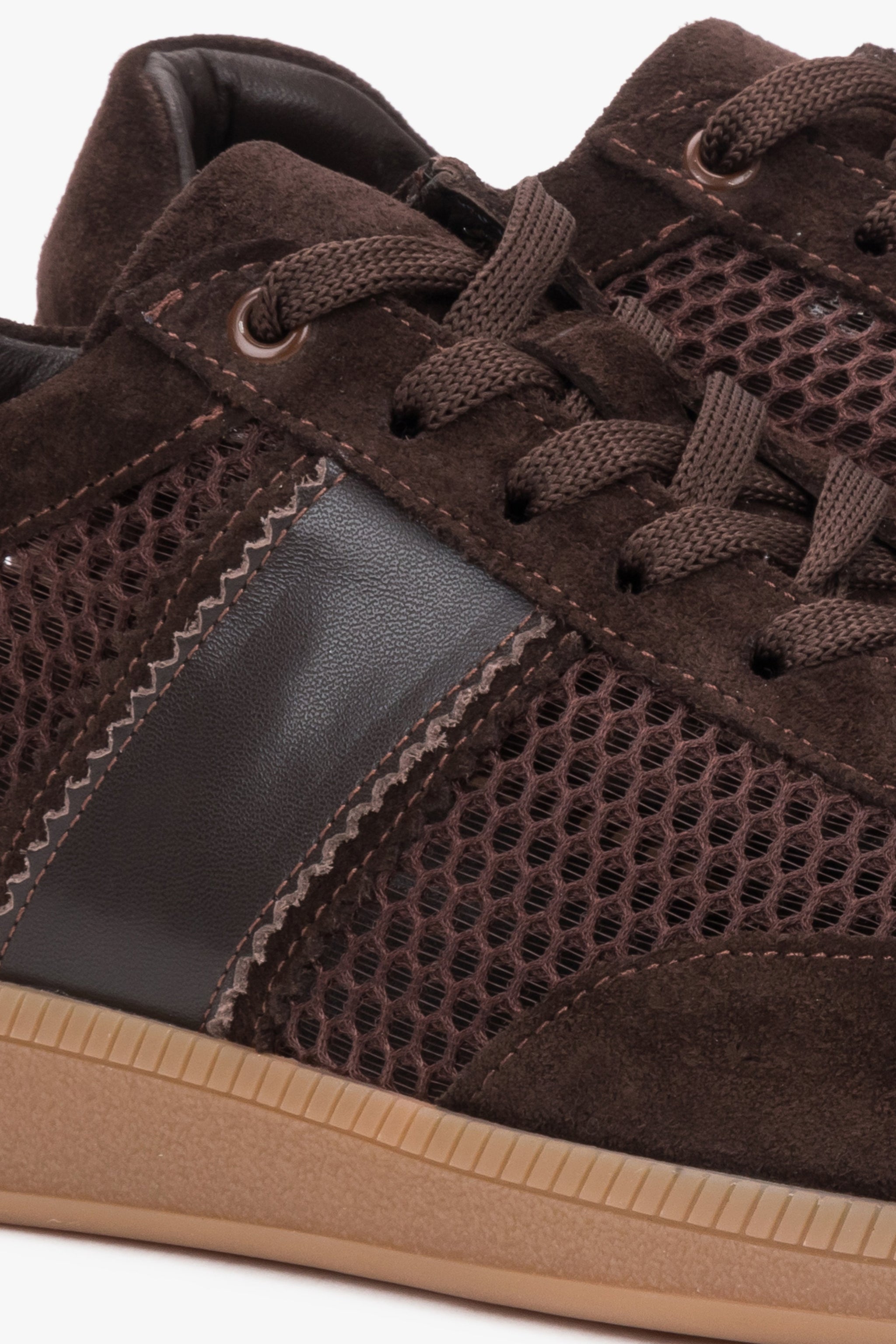 Detailaufnahme der dunkelbraunen Damen-Sneaker mit Mesh-Einsatz