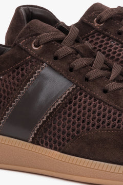 Detailaufnahme der dunkelbraunen Damen-Sneaker mit Mesh-Einsatz