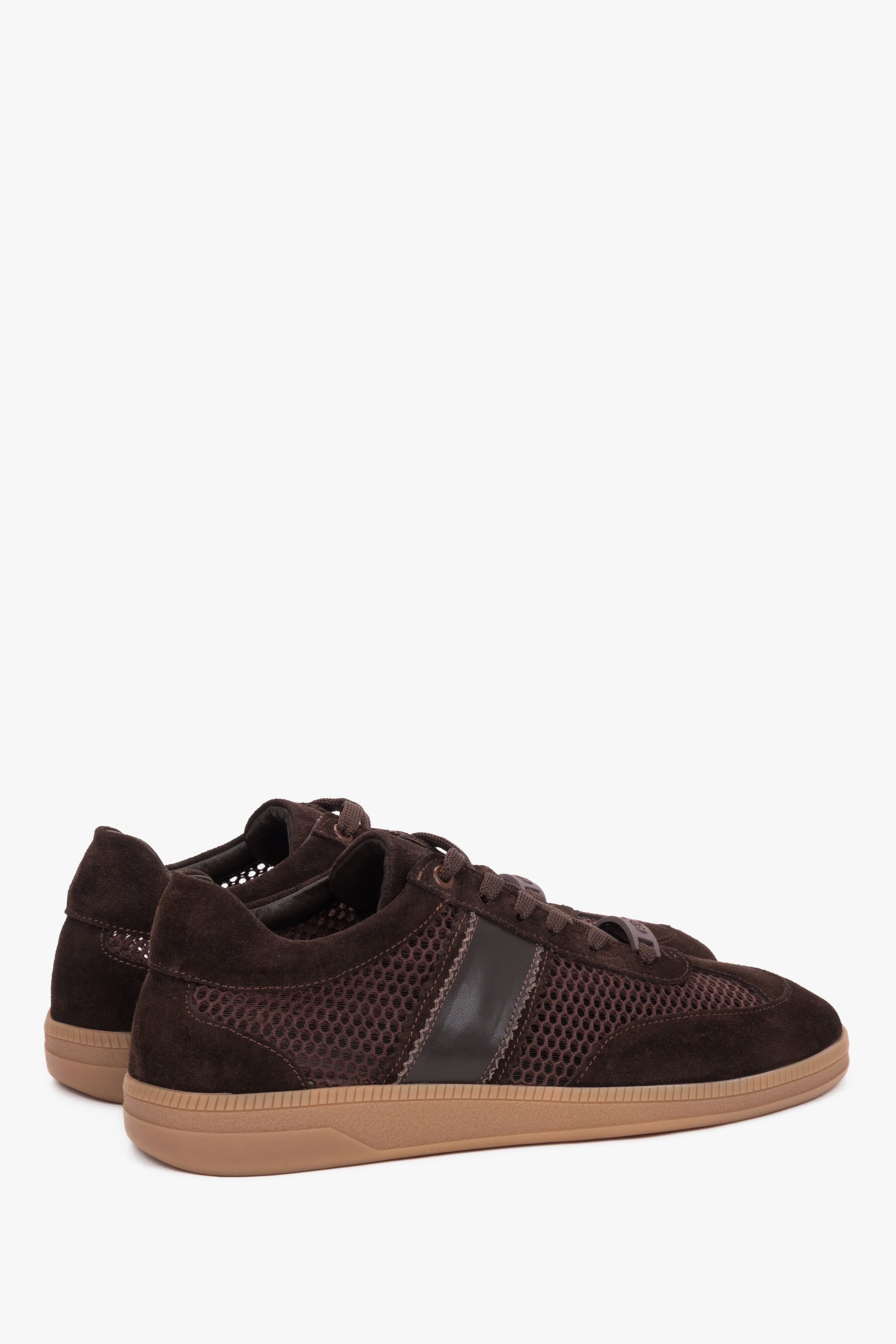 Dunkelbraune Damen-Sneaker aus Echtleder, Veloursleder und Mesh in schräger Seitenansicht