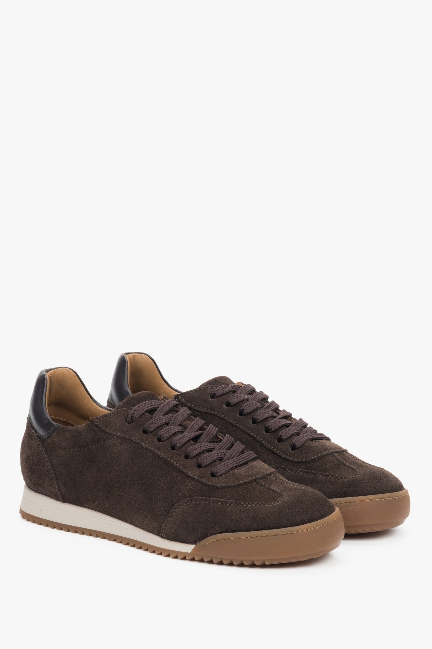 Dunkelbraune Damen-Sneaker von Estro aus exklusivem italienischem Veloursleder.