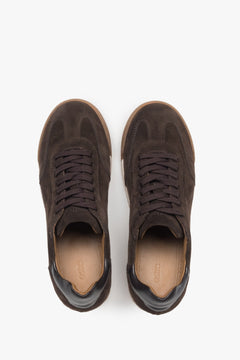 Seitenansicht der dunkelbraunen Damen-Sneaker mit kontrastierender elastischer Sohle.