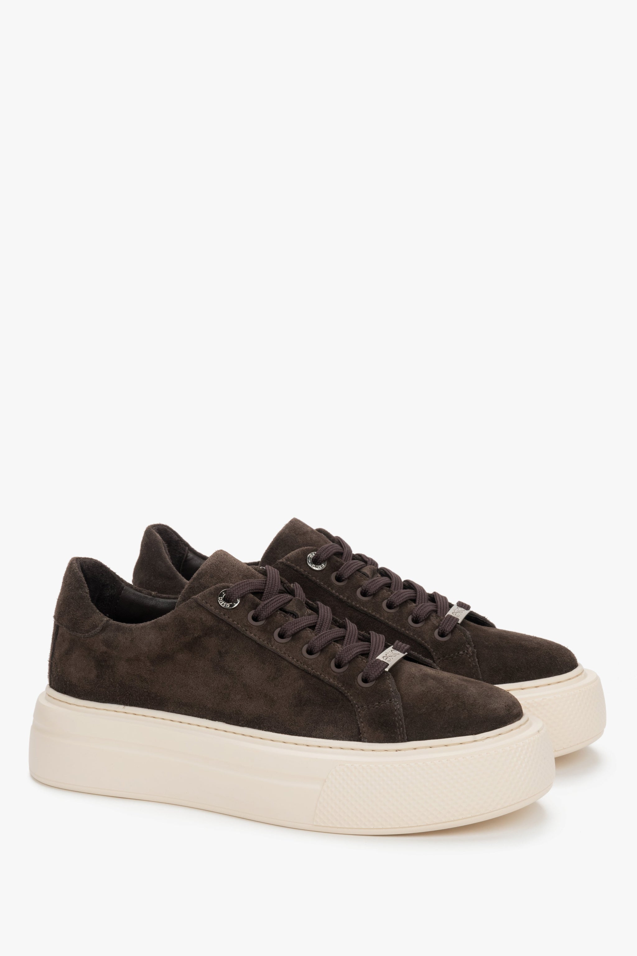 Schräge Seitenansicht der dunkelbraunen Damen-Sneaker aus italienischem Premium-Velours auf dicker Sohle.
