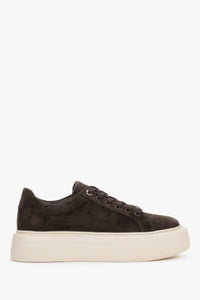 Flaches Seitenprofil der dunkelbraunen Velours-Sneaker mit Plateau-Sohle.