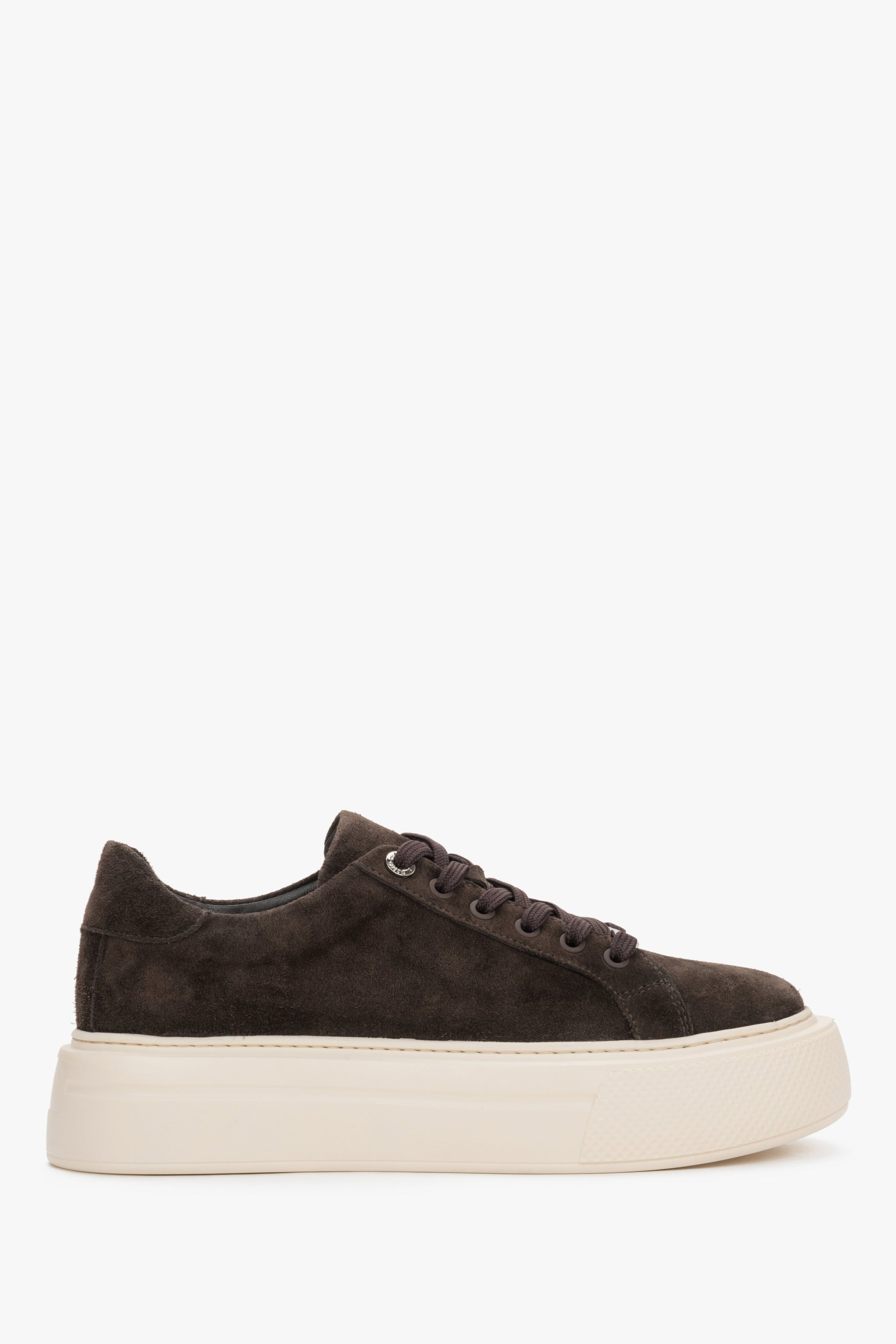 Flaches Seitenprofil der dunkelbraunen Velours-Sneaker mit Plateau-Sohle.