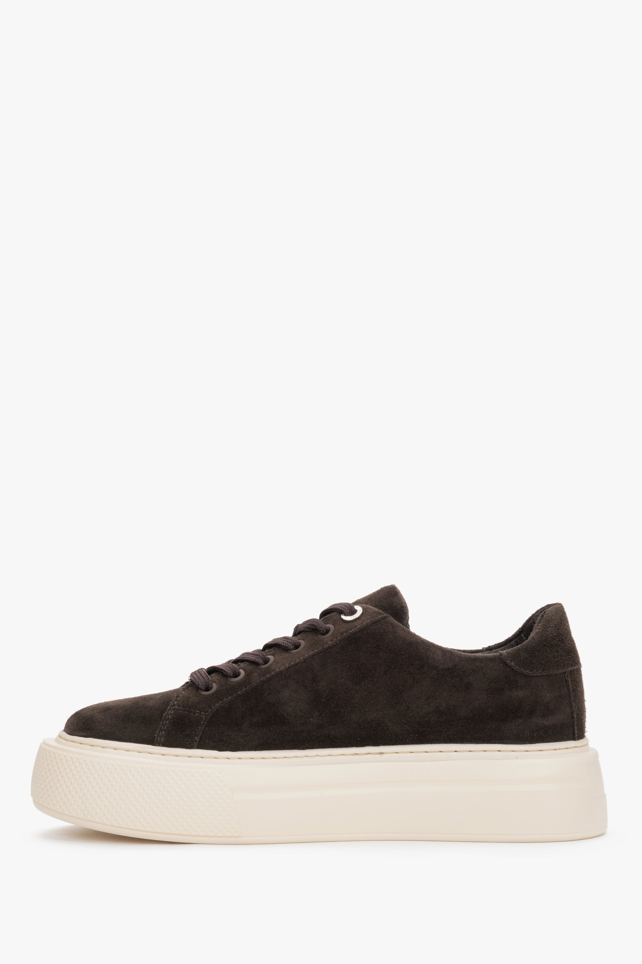 Linke Seitenansicht der stylischen dunkelbraunen Plateau-Sneaker von Estro.