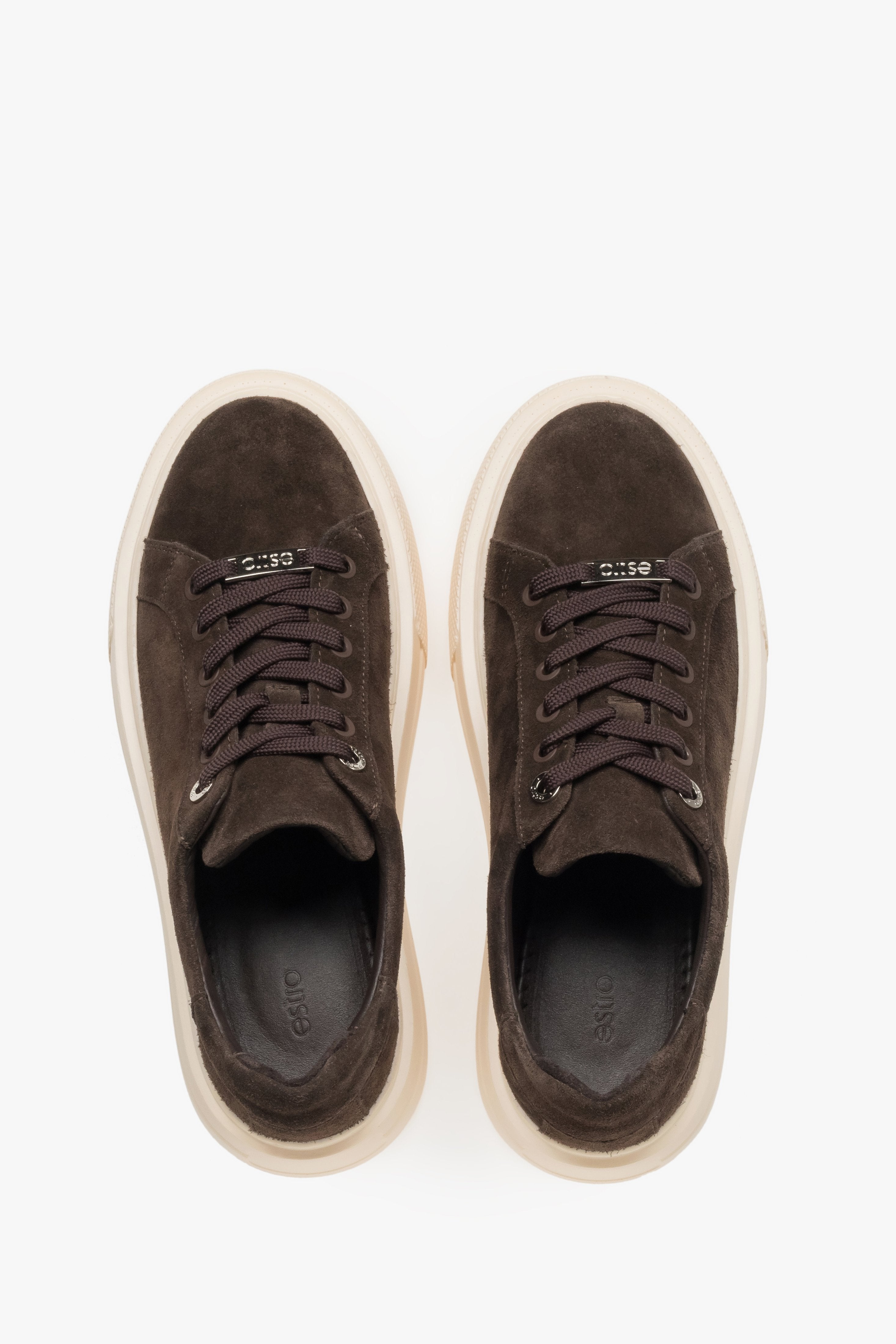 Draufsicht auf das Paar dunkelbrauner Damen-Sneaker mit Schnürung.