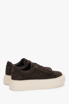 Rückansicht der dunkelbraunen Velours-Sneaker mit hoher federnder PU-Sohle.