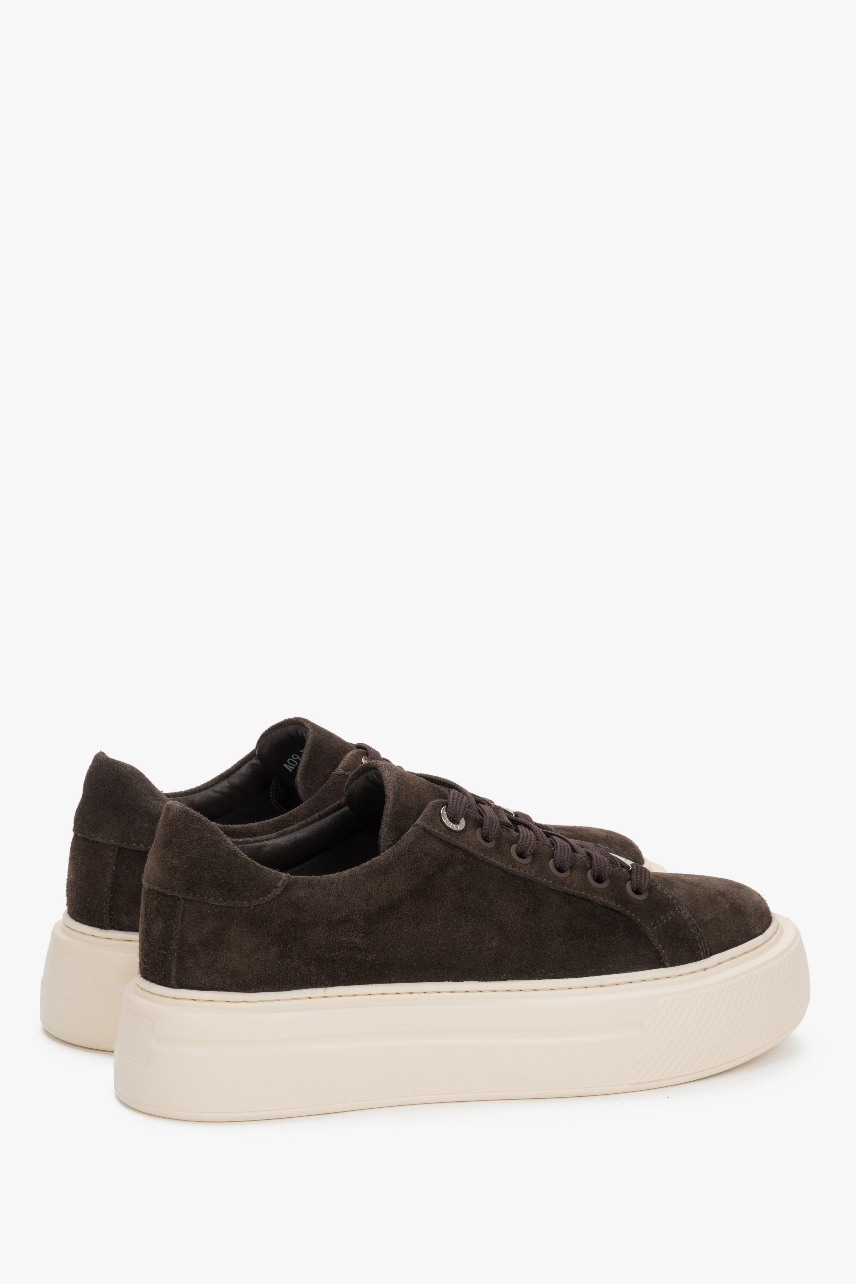 Rückansicht der dunkelbraunen Velours-Sneaker mit hoher federnder PU-Sohle.