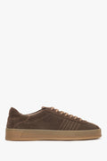 Flache Seitenansicht der dunkelbraunen Damen-Sneaker aus italienischem Premium-Velours.