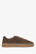 Flache Seitenansicht der dunkelbraunen Damen-Sneaker aus italienischem Premium-Velours.
