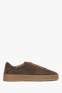 Flache Seitenansicht der dunkelbraunen Damen-Sneaker aus italienischem Premium-Velours.