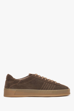 Flache Seitenansicht der dunkelbraunen Damen-Sneaker aus italienischem Premium-Velours.