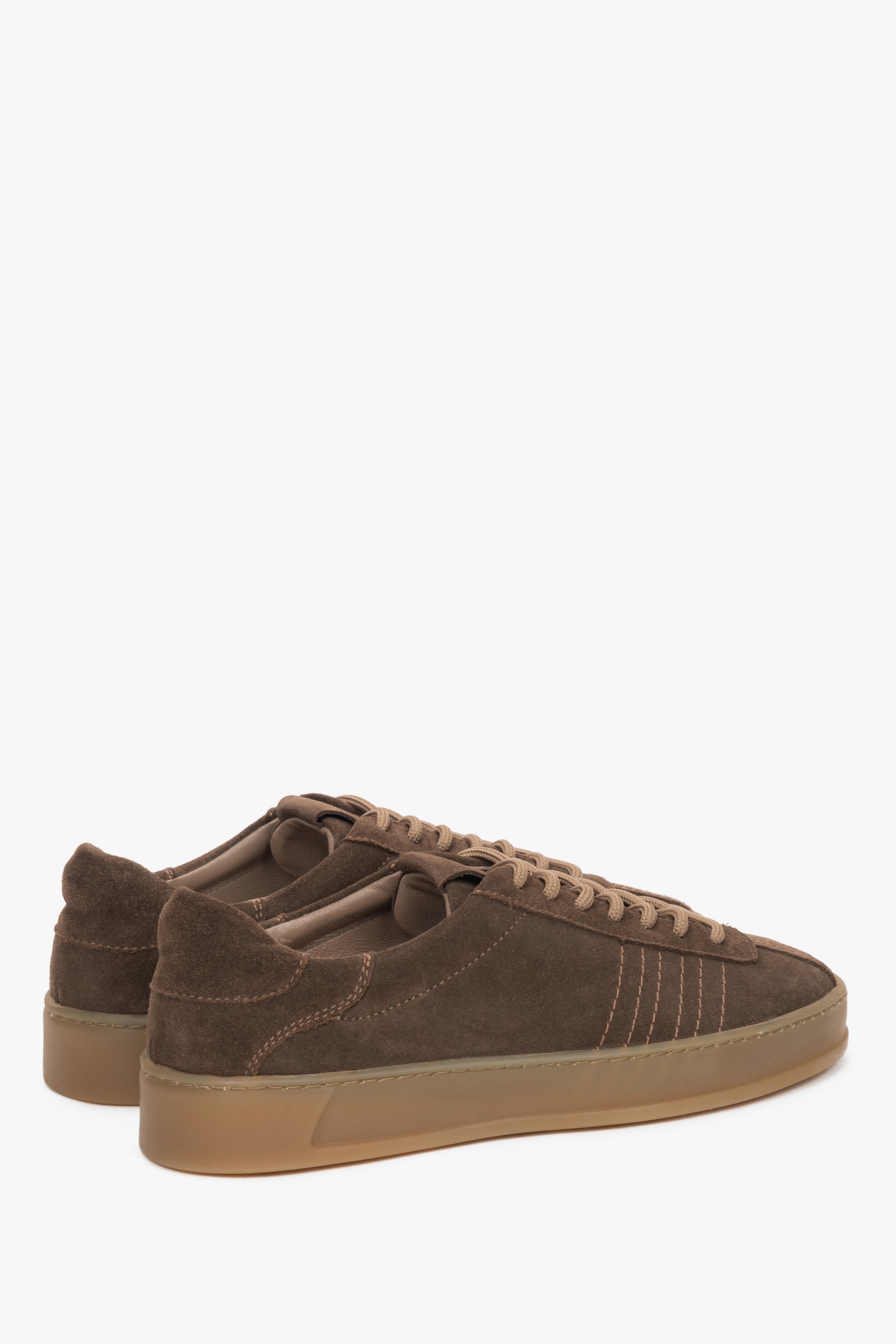 Schräge Ansicht der eleganten Schnürschuhe für Damen mit feinen Ziernähten.