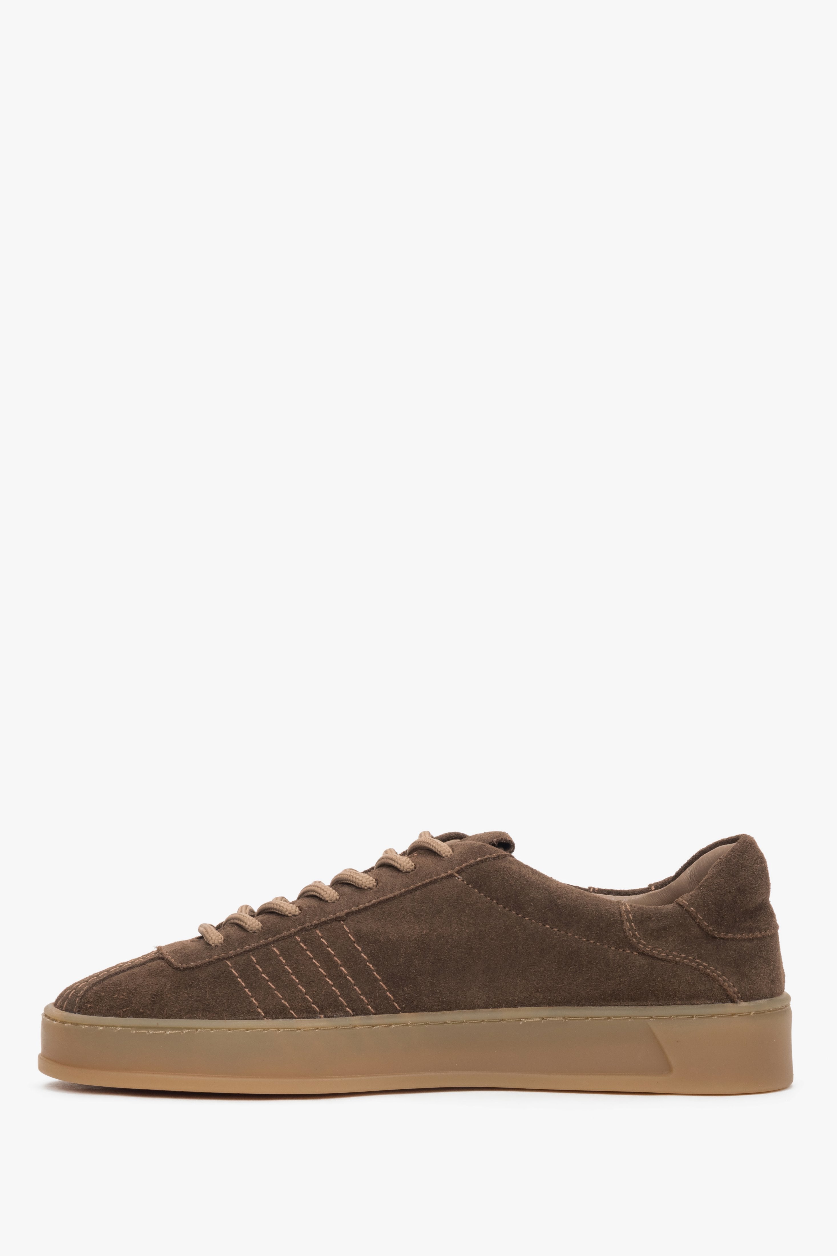 Profilansicht des bequemen dunkelbraunen Sneakers von Estro.