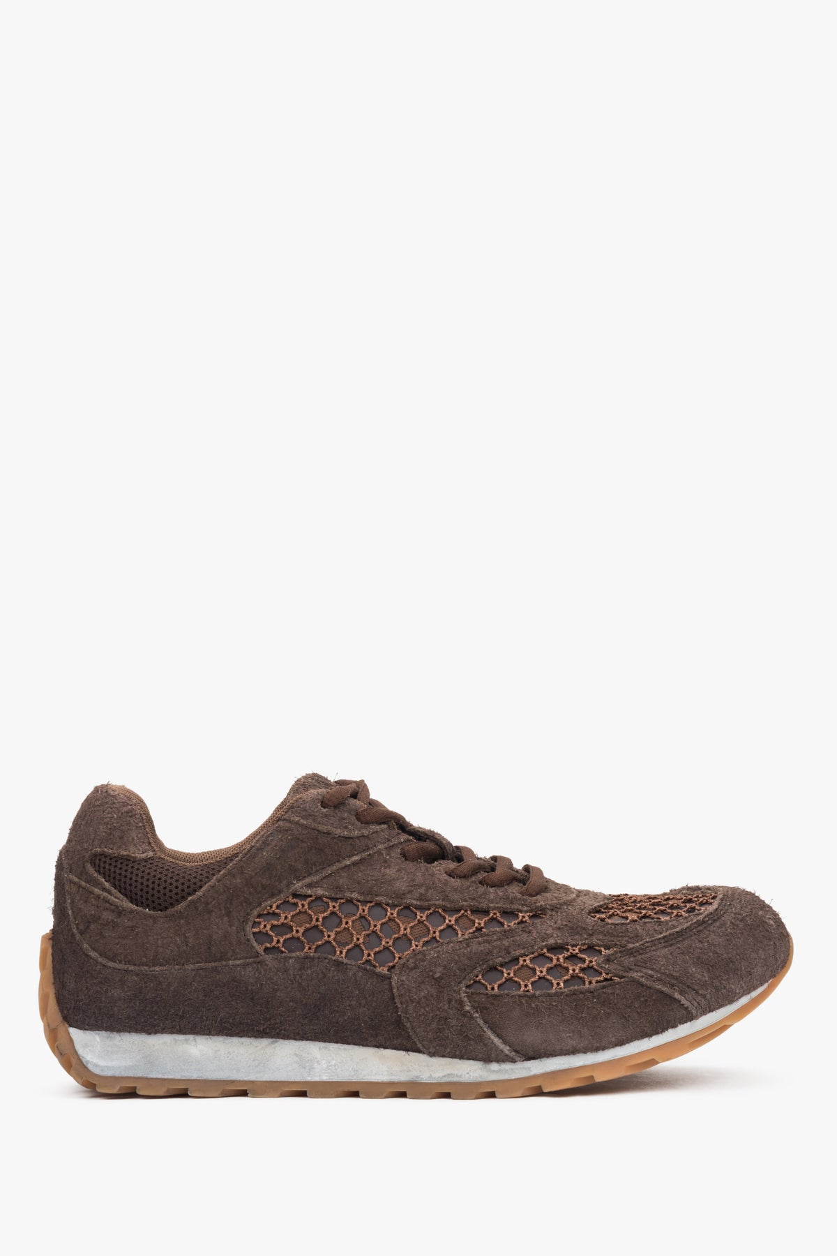 Flaches Seitenprofil des dunkelbraunen Damen-Sneakers aus Velours und Textil