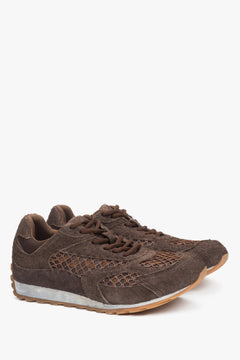 Schräge Detailansicht des dunkelbraunen Sneakers mit atmungsaktivem Mesh