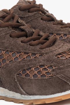 Detailansicht des dunkelbraunen Sneakers mit atmungsaktivem Mesh