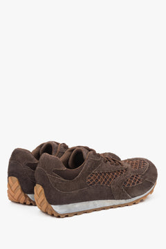 Rückwärtige schräge Perspektive der dunkelbraunen Sneaker mit flacher Sohle