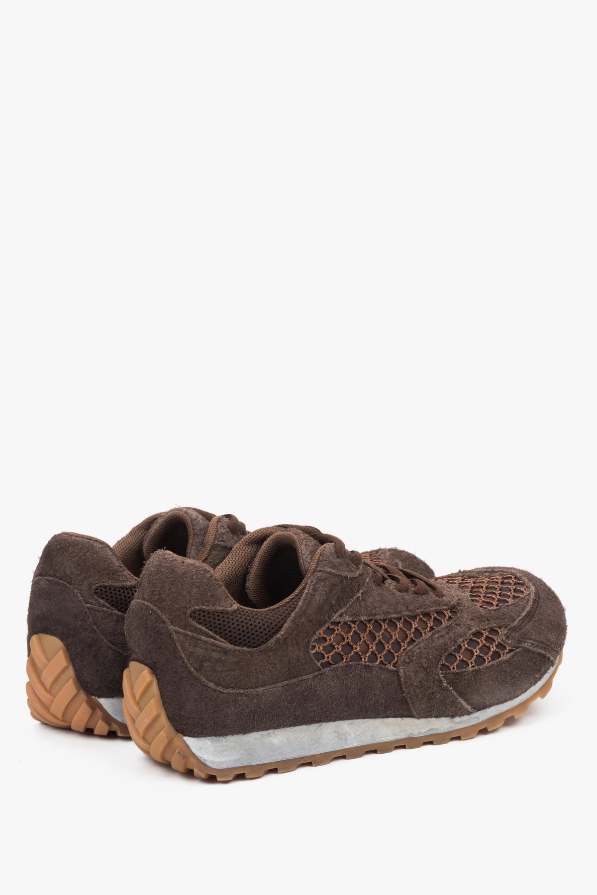 Rückwärtige schräge Perspektive der dunkelbraunen Sneaker mit flacher Sohle