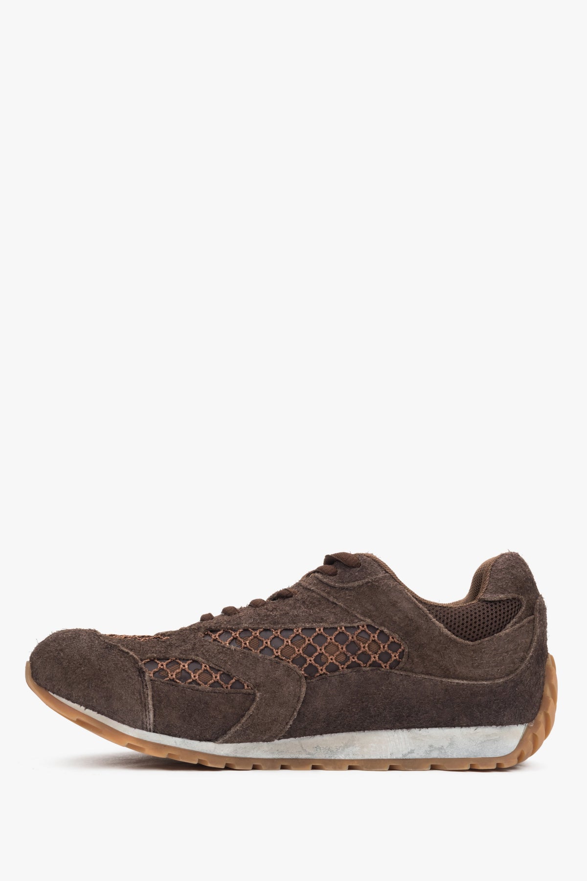Flache Seitenansicht des dunkelbraunen Damen-Sneakers auf hellem Hintergrund